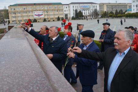 Республика Дагестан. Коммунисты возложили цветы к памятнику В.И. Ленину