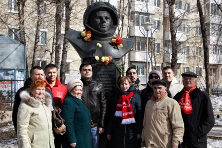 Пермь. Цветы – первопроходцу космоса!