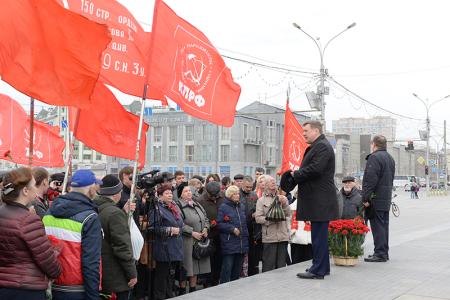 Новосибирский Обком КПРФ провел торжественное возложение цветов к памятнику Ленина