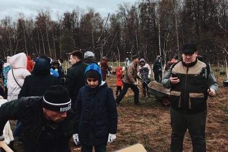 Комсомольцы и пионеры провели субботник в Ленинских Горках