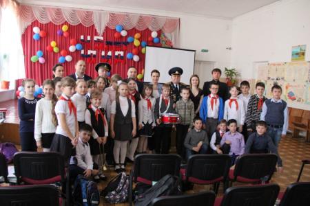 Коммунисты Крыма отметили День космонавтики, пионеры получили в подарок горн и барабан