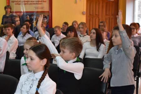 В преддверии Дня космонавтики Тульский обком КПРФ организовал для школьников видеомост с космонавтом Олегом Новицким 