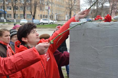 Коммунисты и комсомольцы Железнодорожного района Рязани возложили цветы к памятнику В.И. Ленину и провели Ленинские беседы