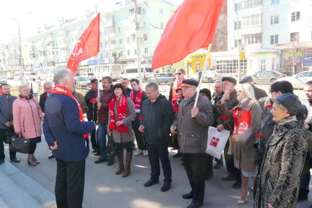 «Без советской власти – не было космоса!» Рязанские коммунисты возложили цветы к памятнику К.Э. Циолковскому