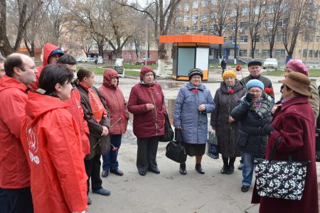 Коммунисты и комсомольцы Железнодорожного района Рязани возложили цветы к памятнику В.И. Ленину и провели Ленинские беседы