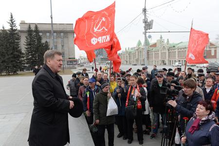 Новосибирский Обком КПРФ провел торжественное возложение цветов к памятнику Ленина