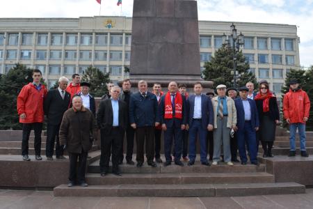 Республика Дагестан. Коммунисты возложили цветы к памятнику В.И. Ленину