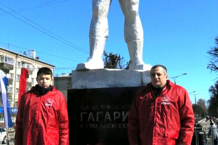 Коммунисты Чувашии отметили День космонавтики возложением цветов к памятникам Ю.А. Гагарину и А.Г. Николаеву в Чебоксарах