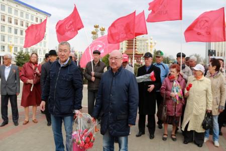Республика Калмыкия. Цветы для вождя и учителя