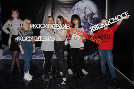 Челябинские коммунисты привели детей на выставку космических технологий