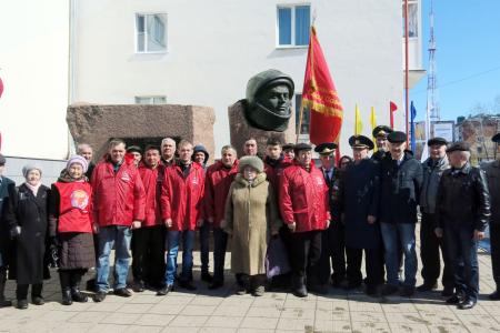 Коммунисты Чувашии отметили День космонавтики возложением цветов к памятникам Ю.А. Гагарину и А.Г. Николаеву в Чебоксарах