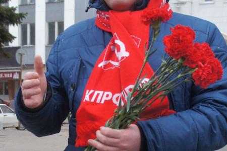 Ивановские коммунисты и представители левых объединений возложили цветы к памятнику В.И. Ленину