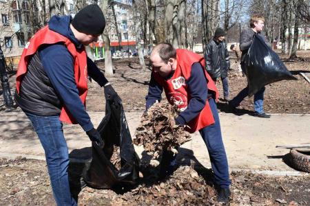 Тульская область. Щекинские коммунисты провели субботник в Сквере Космонавтов