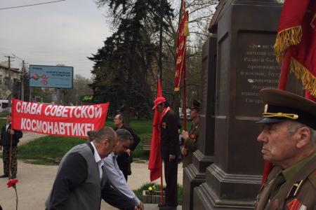 Коммунисты Крыма отметили День космонавтики, пионеры получили в подарок горн и барабан