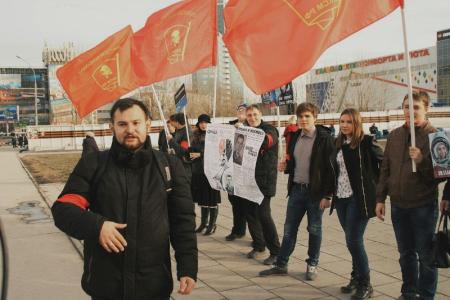 День космонавтики: Комсомольцы раздали новосибирцам кексы со звездами