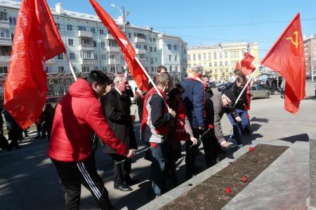 «Без советской власти – не было космоса!» Рязанские коммунисты возложили цветы к памятнику К.Э. Циолковскому