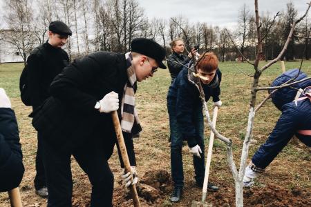 Комсомольцы и пионеры провели субботник в Ленинских Горках