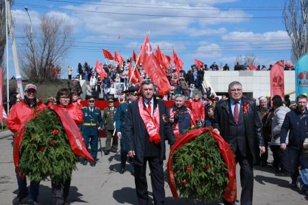 Омские коммунисты в День Победы провели шествие и митинг