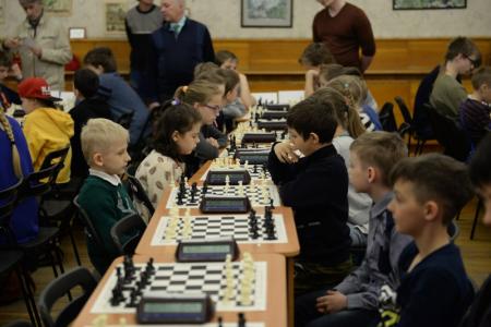 Новосибирские коммунисты собрали сотни детей на турнире «Шахматная королева»