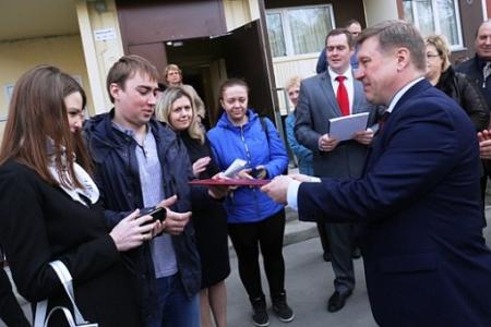 Анатолий Локоть поручил обеспечить родителей четверняшек трехкомнатной квартирой