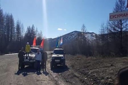 Магаданская область, Сусуманский район. День Победы под красными флагами и с портретом И.В. Сталина