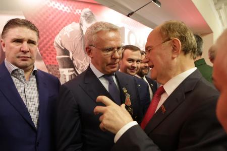 Г.А. Зюганов поздравил с юбилеем известного хоккеиста Вячеслава Фетисова и выступил на открывшейся выставке, посвященной юбиляру