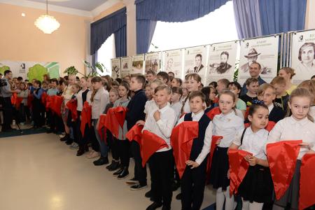 «Взвейтесь кострами, синие ночи!». Более 500 новосибирских школьников стали пионерами 