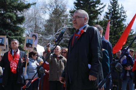 Омские коммунисты в День Победы провели шествие и митинг