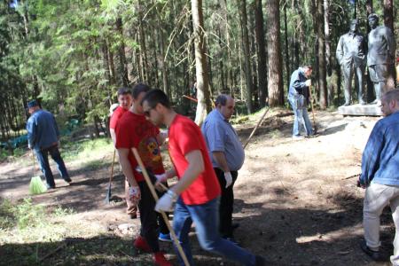 Коммунисты Ленобласти провели субботник рядом с памятником Ленину и Сталину