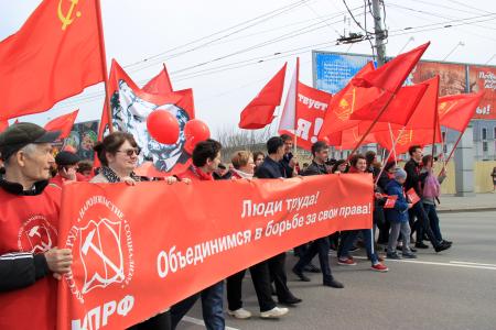 Первомайское шествие и митинг в Томске собрали более пятисот человек