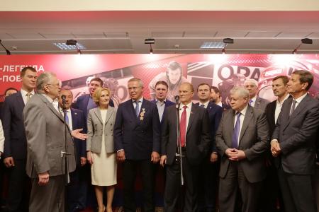 Г.А. Зюганов поздравил с юбилеем известного хоккеиста Вячеслава Фетисова и выступил на открывшейся выставке, посвященной юбиляру