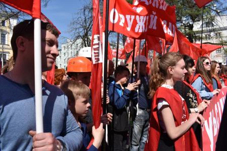 «Пусть всегда будет солнце!». Тульский обком провёл массовую демонстрацию и праздничный митинг