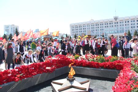 Коммунисты возложили цветы к Вечному огню на площади Славы в Самаре в честь Дня Победы 