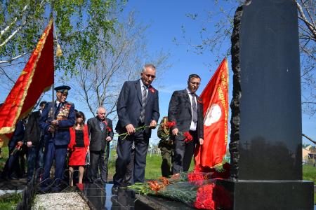 Коммунисты Оренбурга почтили память павших воинов