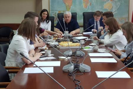 Казбек Тайсаев вручил благодарственные письмам участникам экспертной группы по вопросам миграции
