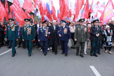 Иркутские коммунисты в День Победы приняли участие в многотысячном шествии