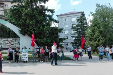 Саратов. Коммунисты провели митинг в поддержку трудящихся завода «РМК»
