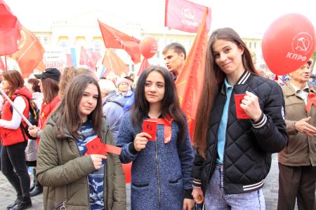 Первомайское шествие и митинг в Томске собрали более пятисот человек