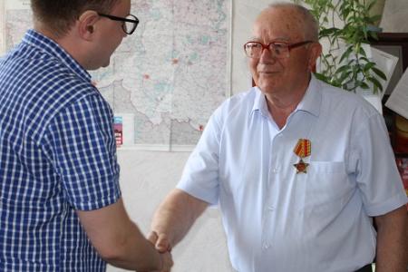 Депутат Госдумы Сергей Гаврилов поздравил с юбилеем ветерана