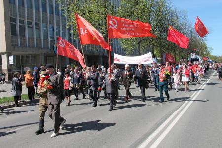 Коммунисты Псковской области участвовали в демонстрации в честь Дня Победы