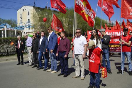 Волгоградская область. Коммунисты города Волжского приняли участие в первомайской демонстрации