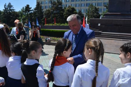 Республика Дагестан. В Махачкале прошла традиционная церемония посвящения школьников в пионеры