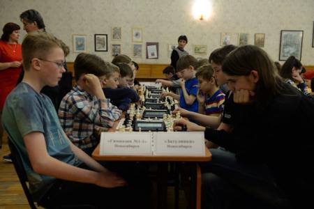 Новосибирские коммунисты собрали сотни детей на турнире «Шахматная королева»