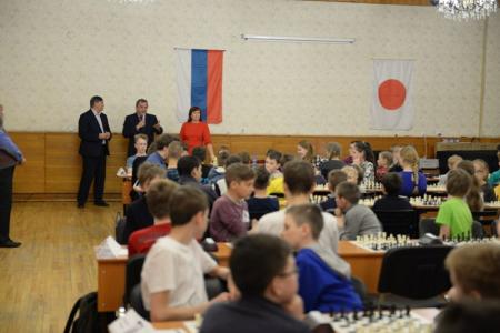 Новосибирские коммунисты собрали сотни детей на турнире «Шахматная королева»