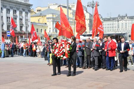 «Самое важное и эффективное учение в развитии человечества». В день 200-летнего юбилея Карла Маркса коммунисты возложили цветы к его памятнику  