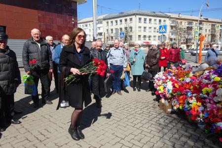 Коммунисты Кузбасса в 40-й день после трагедии в «ТЦ Зимняя Вишня» возложили цветы к народному мемориалу погибшим
