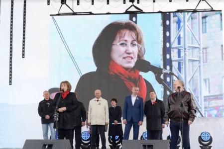 Новосибирск. Коммунисты провели «красное» шествие в честь Первомая и приняли участие в общегородском митинге