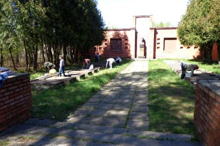 Ивановские коммунисты провели субботник на Мемориале-захоронении старых большевиков