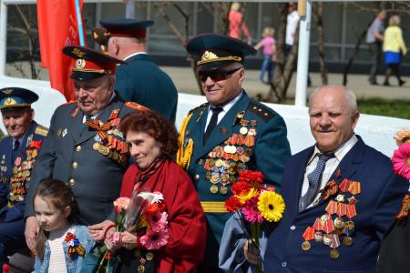 В День Победы оренбургские коммунисты провели для горожан праздничный концерт