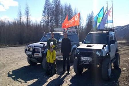 Магаданская область, Сусуманский район. День Победы под красными флагами и с портретом И.В. Сталина